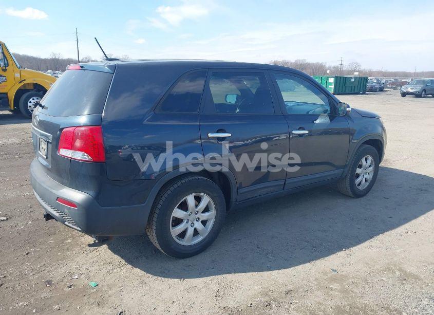 Photo 4 of 2013 Kia Sorento LX (VIN 5XYKT3A13DG397809)
