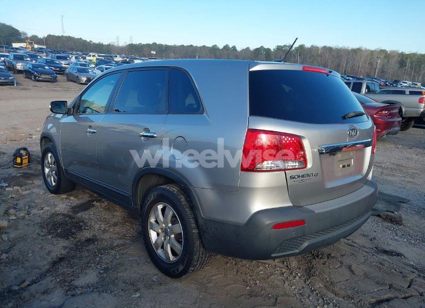 Photo 3 of 2013 Kia Sorento LX (VIN 5XYKT3A13DG407271)