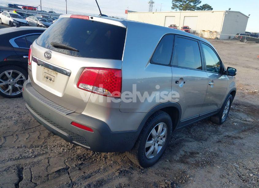 Photo 4 of 2013 Kia Sorento LX (VIN 5XYKT3A13DG407271)