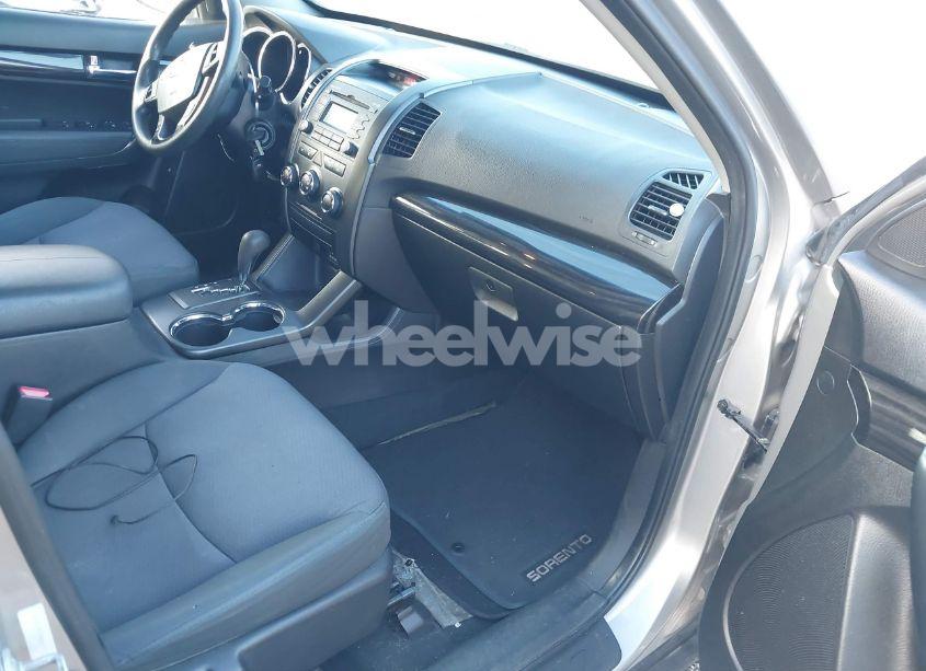 Photo 5 of 2013 Kia Sorento LX (VIN 5XYKT3A13DG407271)