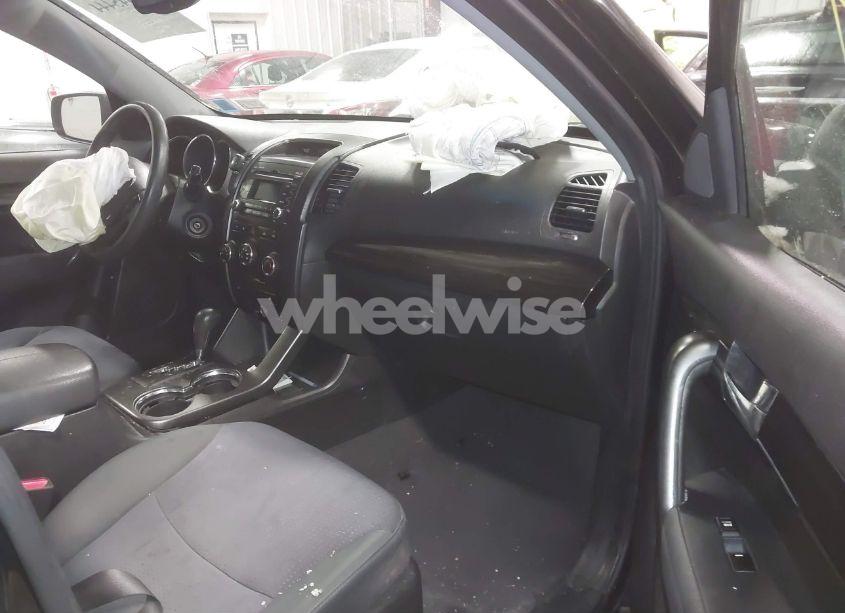 Photo 5 of 2011 Kia Sorento LX (VIN 5XYKT3A14BG007166)