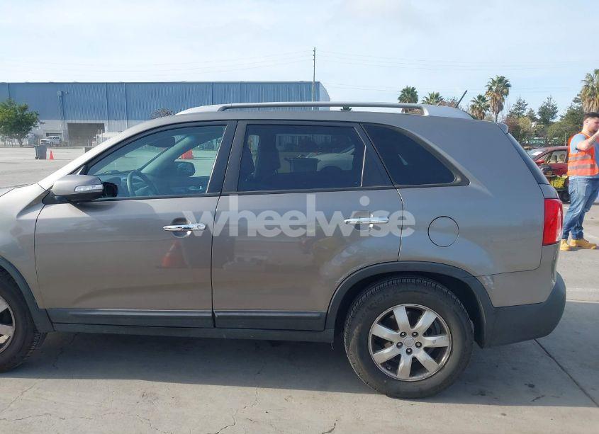 Photo 14 of 2011 Kia Sorento LX (VIN 5XYKT3A14BG018619)