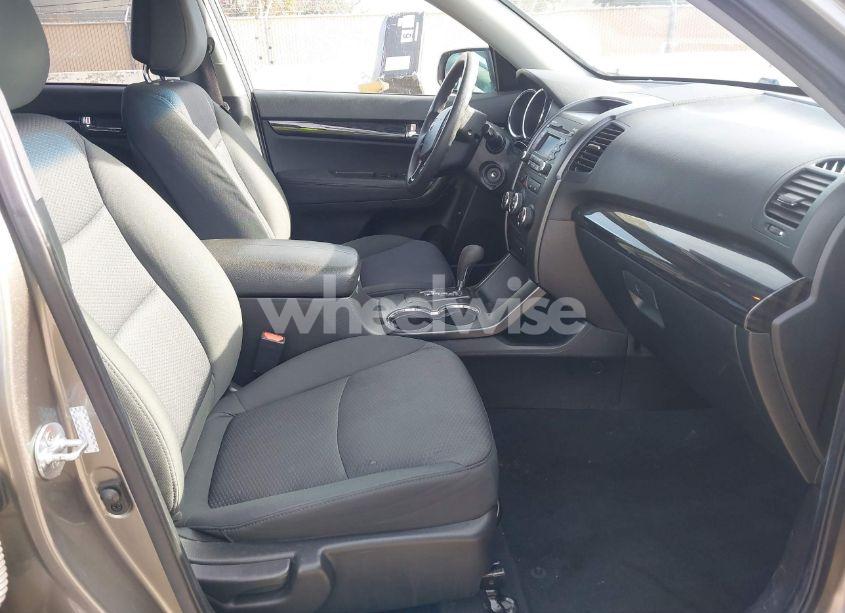 Photo 5 of 2011 Kia Sorento LX (VIN 5XYKT3A14BG018619)