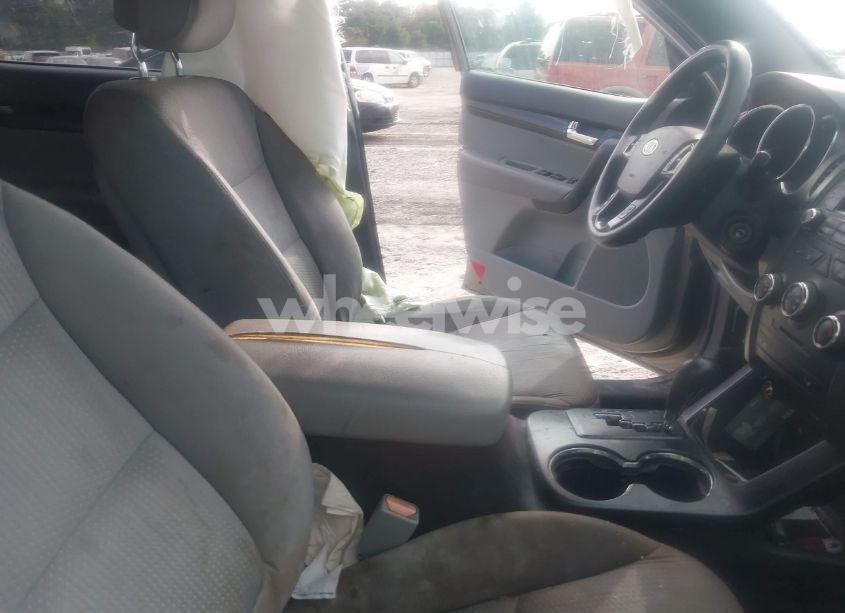 Photo 5 of 2011 Kia Sorento LX (VIN 5XYKT3A14BG060921)