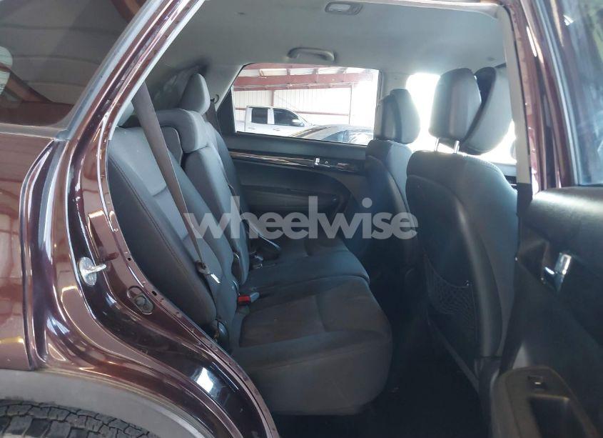 Photo 8 of 2011 Kia Sorento LX (VIN 5XYKT3A14BG103671)
