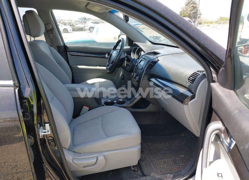 Photo 5 of 2011 Kia Sorento LX (VIN 5XYKT3A14BG130157)