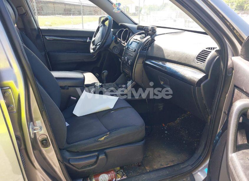 Photo 5 of 2011 Kia Sorento LX (VIN 5XYKT3A14BG146892)