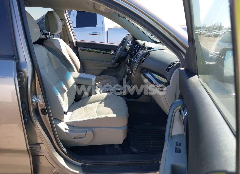 Photo 5 of 2012 Kia Sorento LX (VIN 5XYKT3A14CG191686)