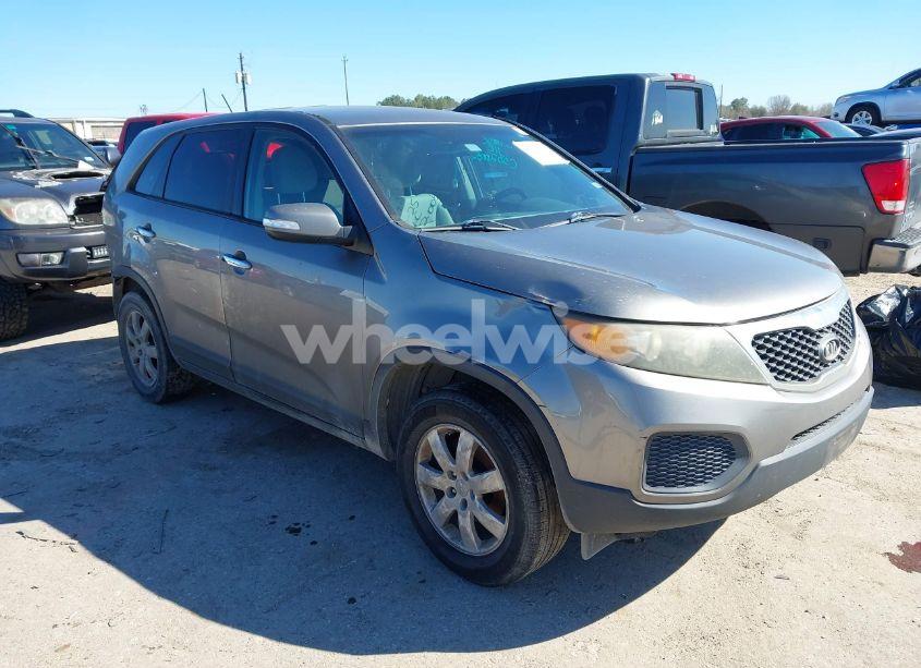 2012 Kia Sorento LX (VIN 5XYKT3A14CG231104) main photo