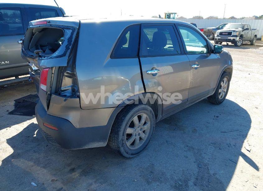 Photo 4 of 2012 Kia Sorento LX (VIN 5XYKT3A14CG231104)