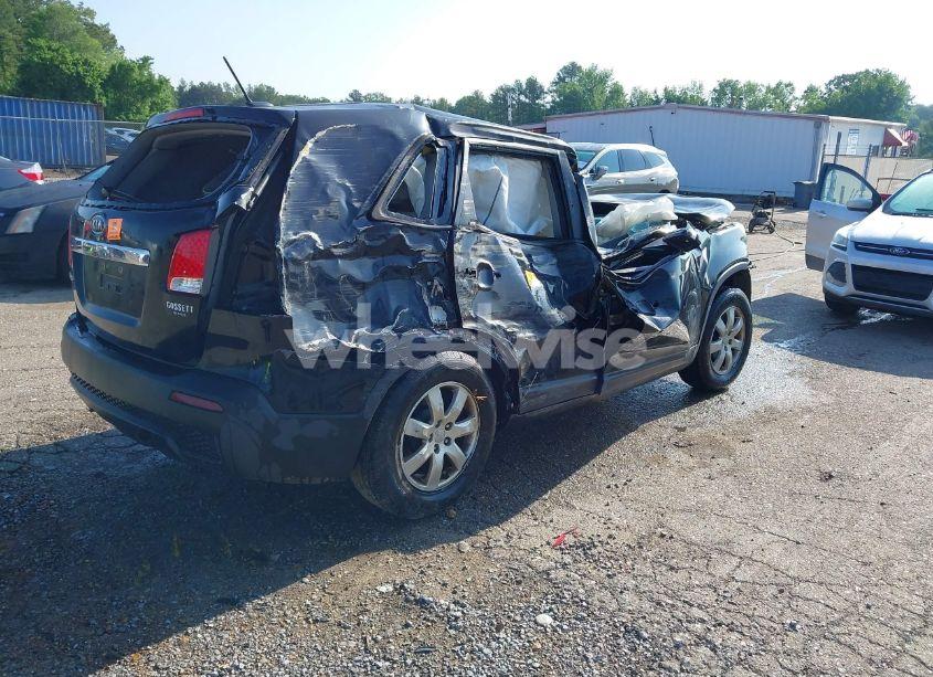 Photo 4 of 2013 Kia Sorento LX (VIN 5XYKT3A14DG361286)