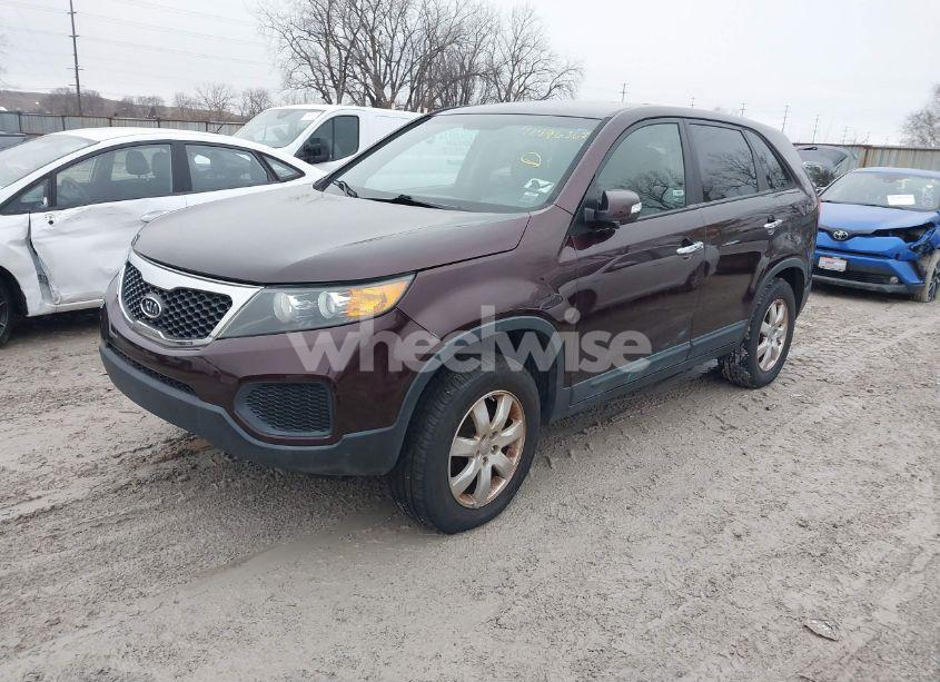 Photo 2 of 2013 Kia Sorento LX (VIN 5XYKT3A14DG361983)