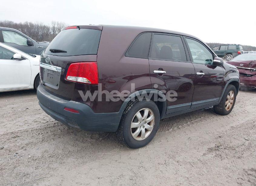 Photo 4 of 2013 Kia Sorento LX (VIN 5XYKT3A14DG361983)