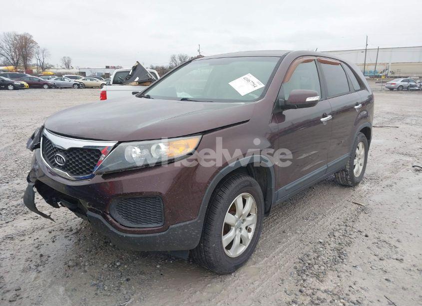 Photo 2 of 2013 Kia Sorento LX (VIN 5XYKT3A14DG377424)