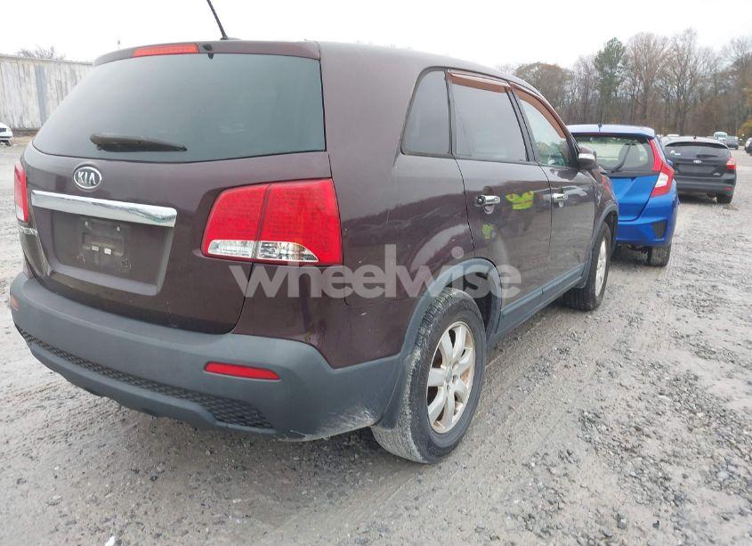 Photo 4 of 2013 Kia Sorento LX (VIN 5XYKT3A14DG377424)