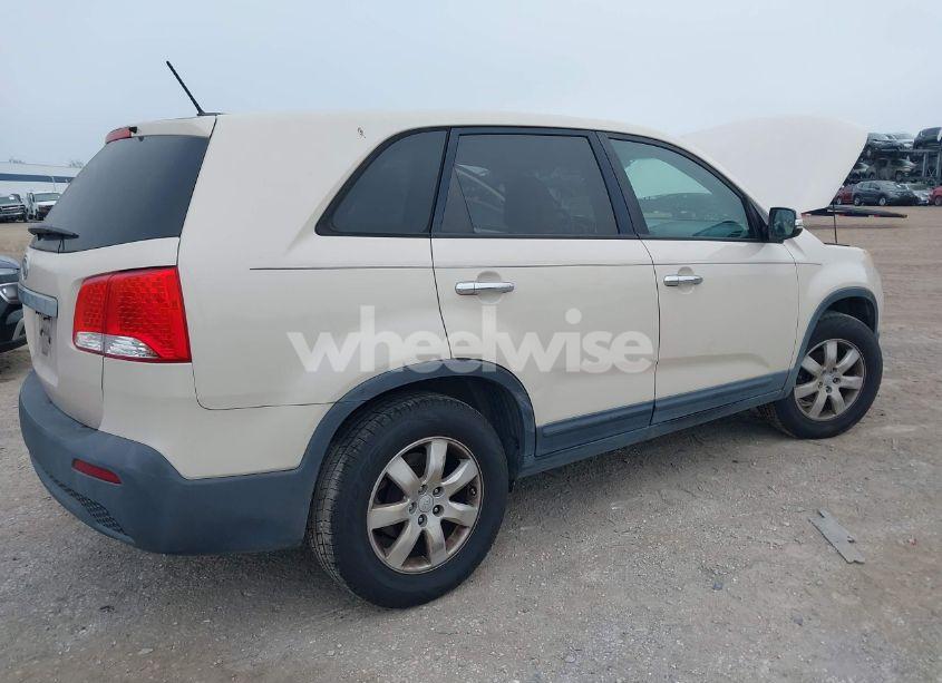 Photo 4 of 2011 Kia Sorento LX (VIN 5XYKT3A15BG013963)