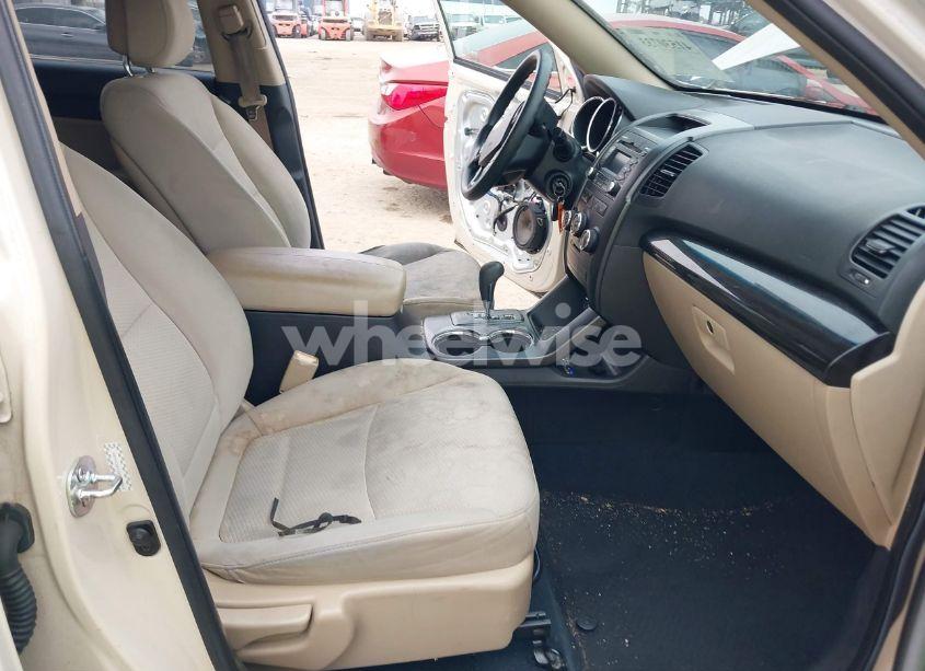 Photo 5 of 2011 Kia Sorento LX (VIN 5XYKT3A15BG013963)