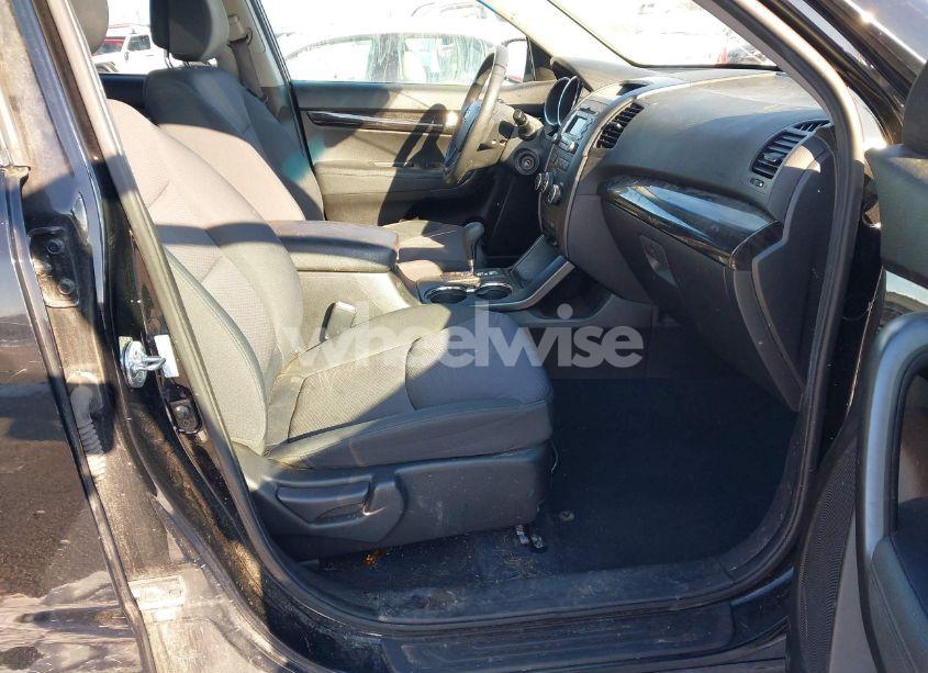 Photo 5 of 2011 Kia Sorento LX (VIN 5XYKT3A15BG081955)