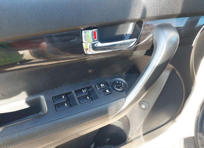 Photo 14 of 2011 Kia Sorento LX (VIN 5XYKT3A15BG087500)