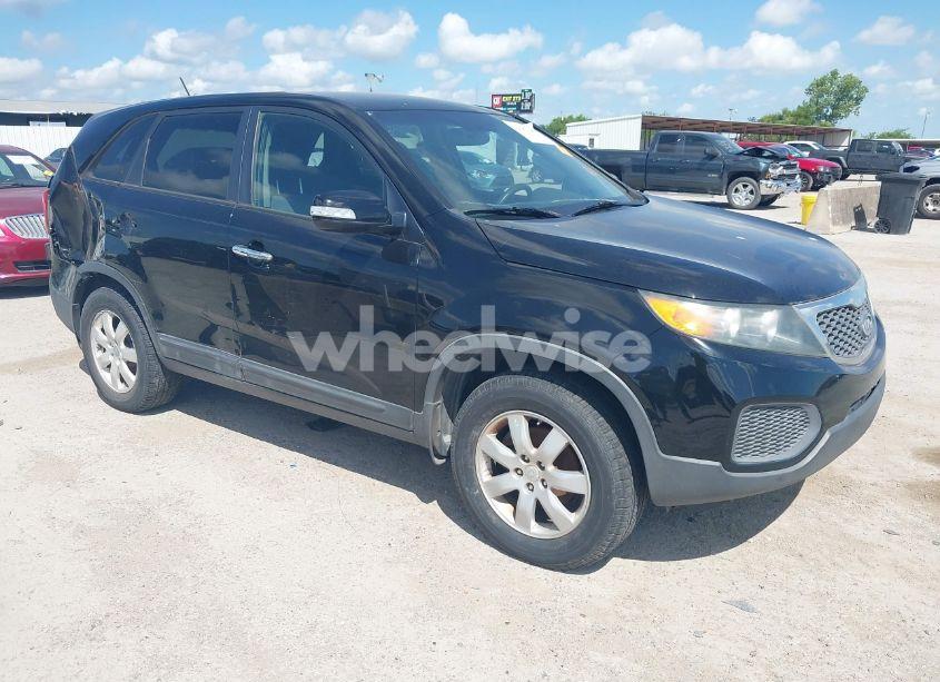 2013 Kia Sorento LX (VIN 5XYKT3A15DG342830) main photo