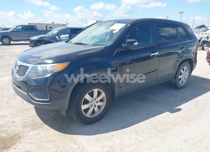 Photo 2 of 2013 Kia Sorento LX (VIN 5XYKT3A15DG342830)