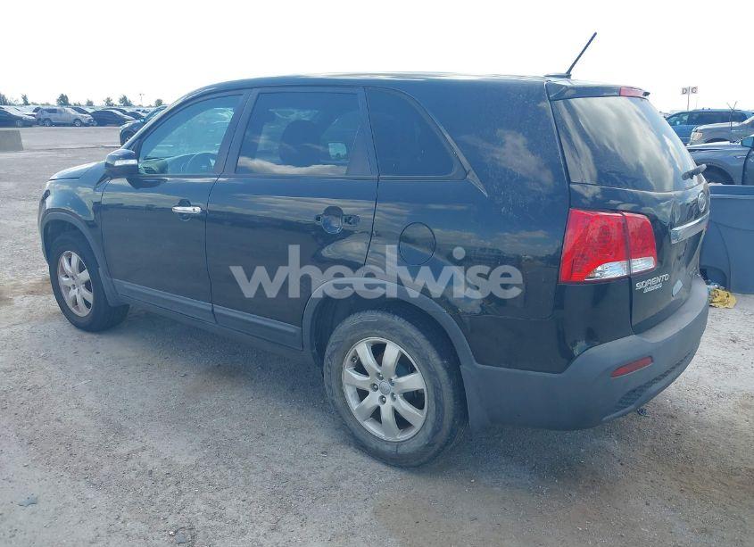 Photo 3 of 2013 Kia Sorento LX (VIN 5XYKT3A15DG342830)