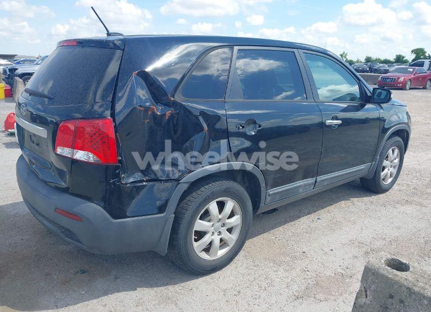 Photo 4 of 2013 Kia Sorento LX (VIN 5XYKT3A15DG342830)