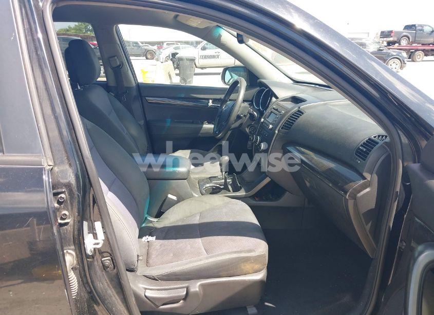 Photo 5 of 2013 Kia Sorento LX (VIN 5XYKT3A15DG342830)