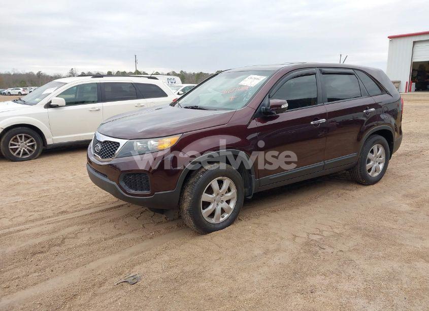 Photo 2 of 2013 Kia Sorento LX (VIN 5XYKT3A15DG350409)