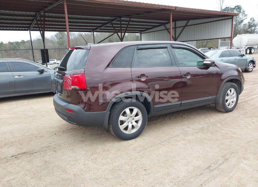 Photo 4 of 2013 Kia Sorento LX (VIN 5XYKT3A15DG350409)