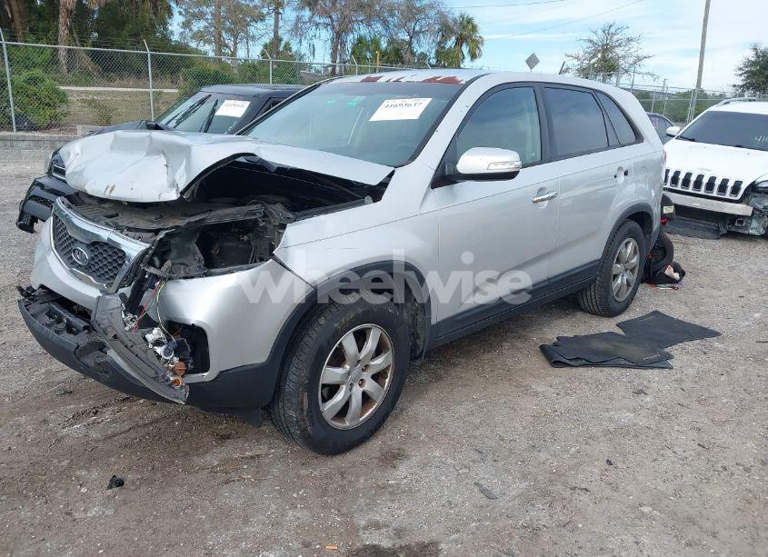 Photo 2 of 2013 Kia Sorento LX (VIN 5XYKT3A15DG363385)