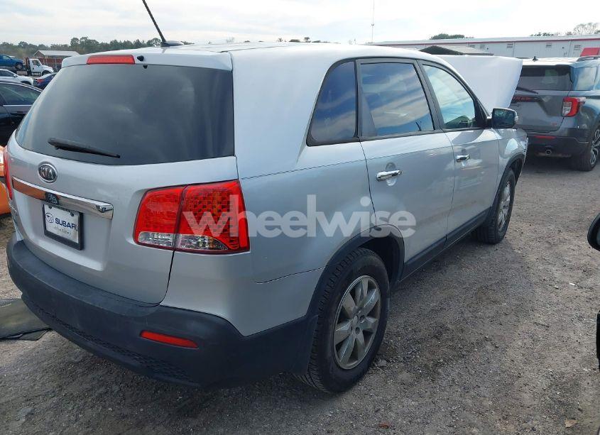 Photo 4 of 2013 Kia Sorento LX (VIN 5XYKT3A15DG363385)
