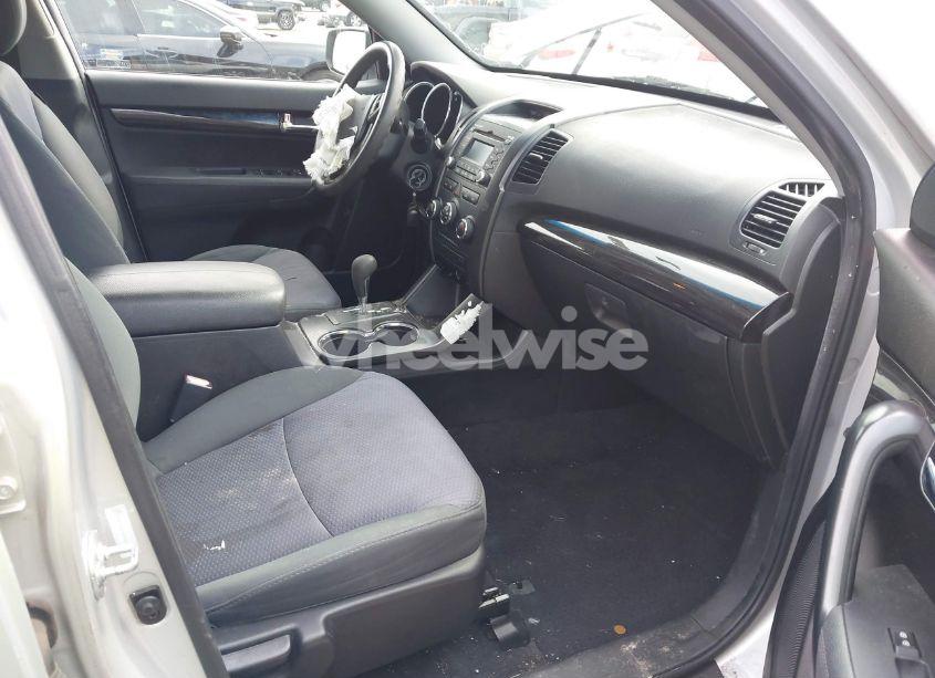 Photo 5 of 2013 Kia Sorento LX (VIN 5XYKT3A15DG363385)
