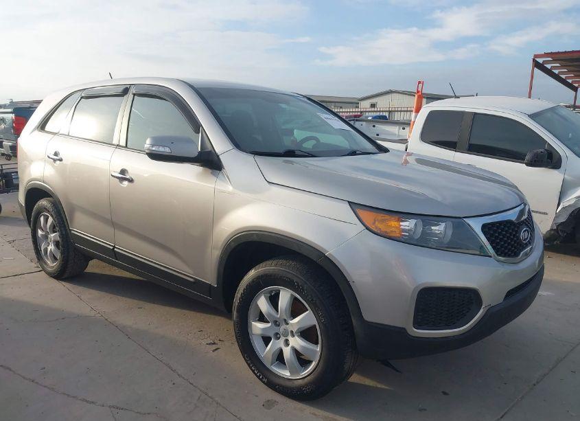 2013 Kia Sorento LX (VIN 5XYKT3A15DG373690) main photo