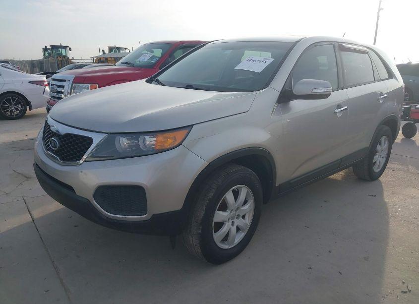 Photo 2 of 2013 Kia Sorento LX (VIN 5XYKT3A15DG373690)