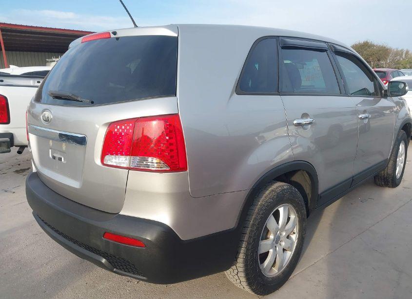 Photo 4 of 2013 Kia Sorento LX (VIN 5XYKT3A15DG373690)