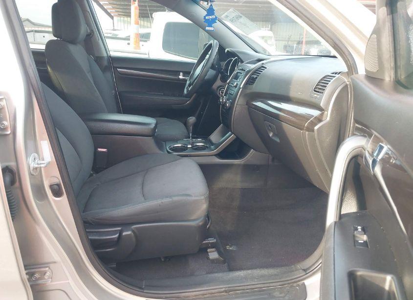 Photo 5 of 2013 Kia Sorento LX (VIN 5XYKT3A15DG373690)