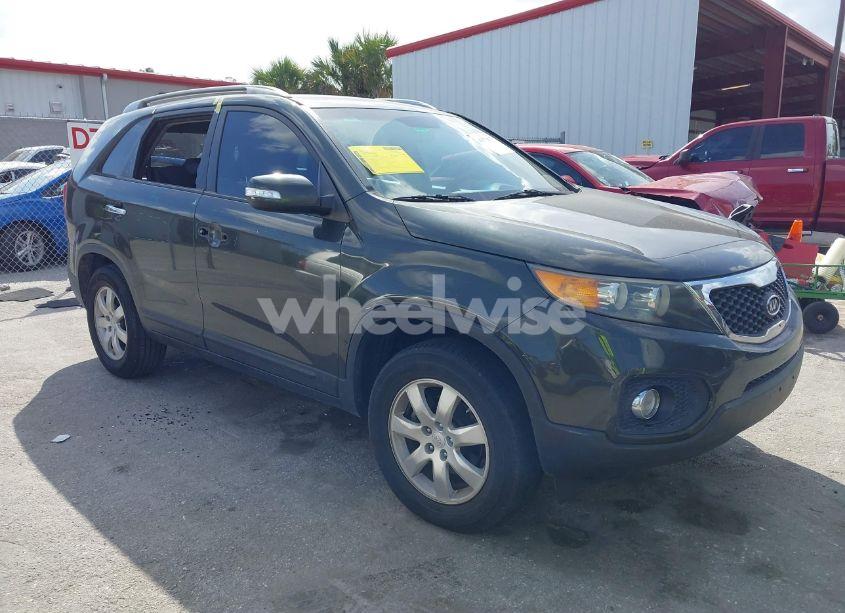 2011 Kia Sorento LX (VIN 5XYKT3A16BG109388) main photo