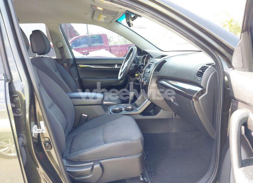 Photo 5 of 2011 Kia Sorento LX (VIN 5XYKT3A16BG109388)