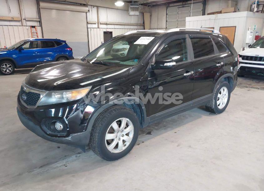 Photo 2 of 2011 Kia Sorento LX (VIN 5XYKT3A16BG183510)