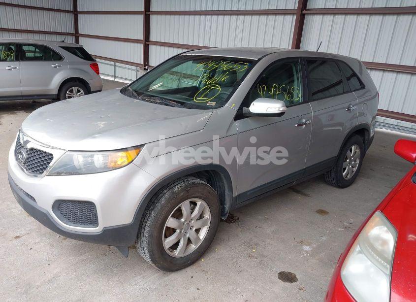 Photo 2 of 2013 Kia Sorento LX (VIN 5XYKT3A16DG336986)