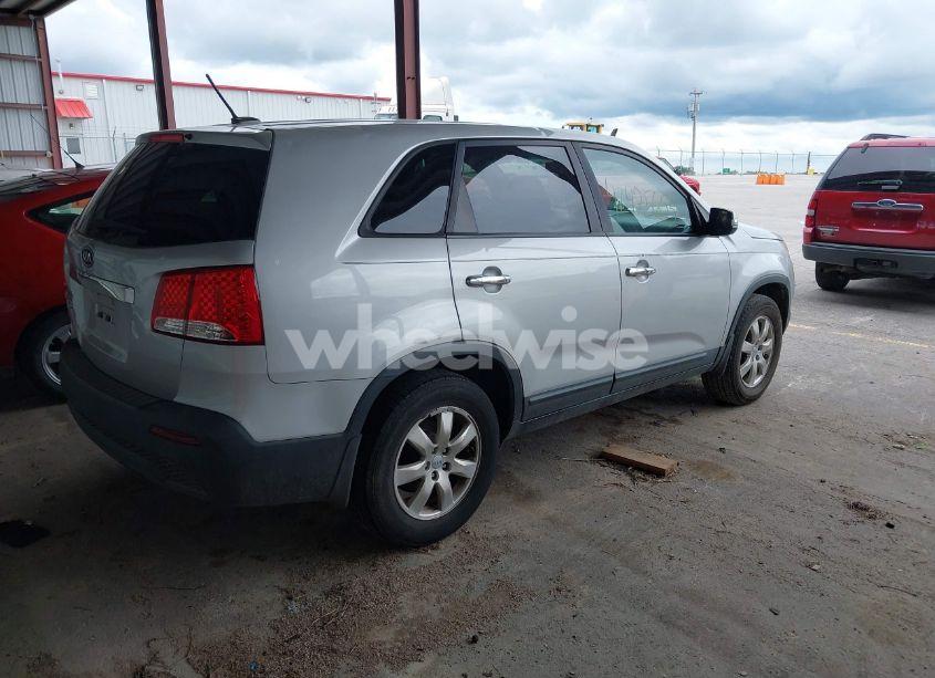 Photo 4 of 2013 Kia Sorento LX (VIN 5XYKT3A16DG336986)