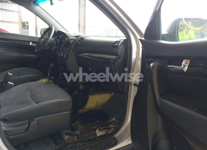 Photo 5 of 2013 Kia Sorento LX (VIN 5XYKT3A16DG336986)