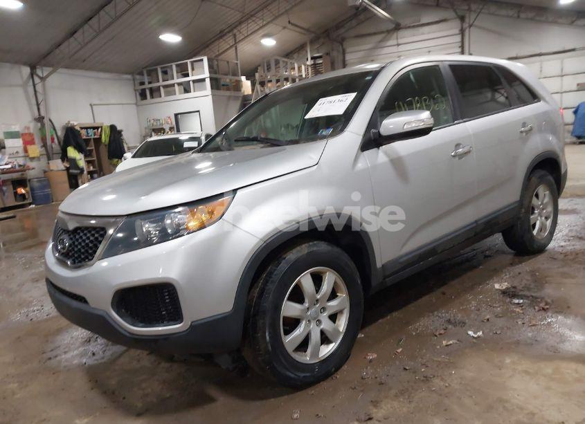 Photo 2 of 2013 Kia Sorento LX (VIN 5XYKT3A16DG344327)