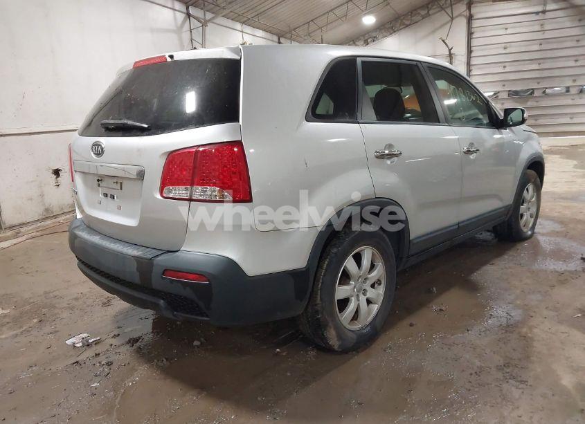 Photo 4 of 2013 Kia Sorento LX (VIN 5XYKT3A16DG344327)