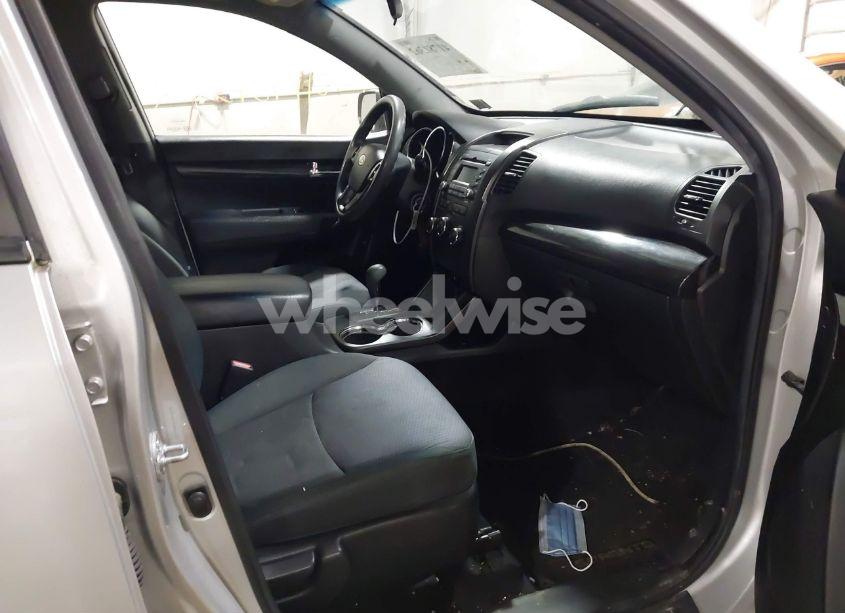 Photo 5 of 2013 Kia Sorento LX (VIN 5XYKT3A16DG344327)