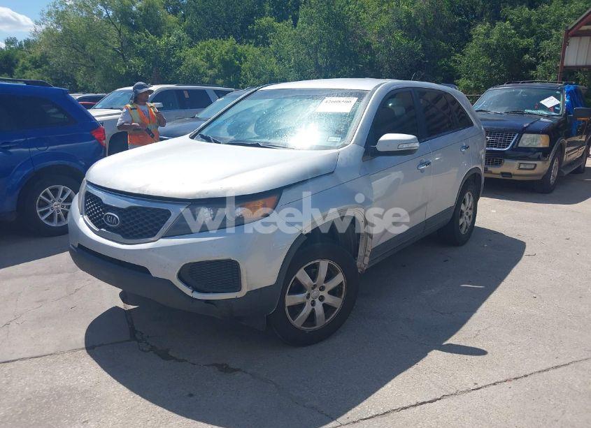 Photo 2 of 2013 Kia Sorento LX (VIN 5XYKT3A16DG381328)