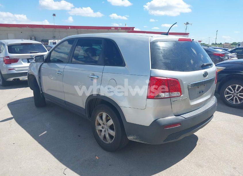 Photo 3 of 2013 Kia Sorento LX (VIN 5XYKT3A16DG381328)