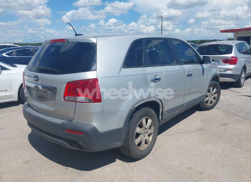 Photo 4 of 2013 Kia Sorento LX (VIN 5XYKT3A16DG381328)