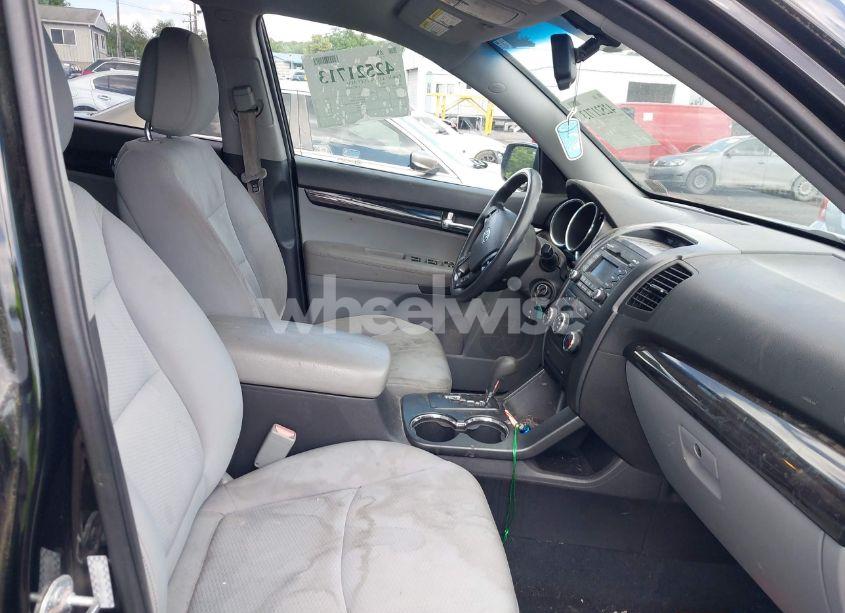 Photo 5 of 2011 Kia Sorento LX (VIN 5XYKT3A17BG053719)